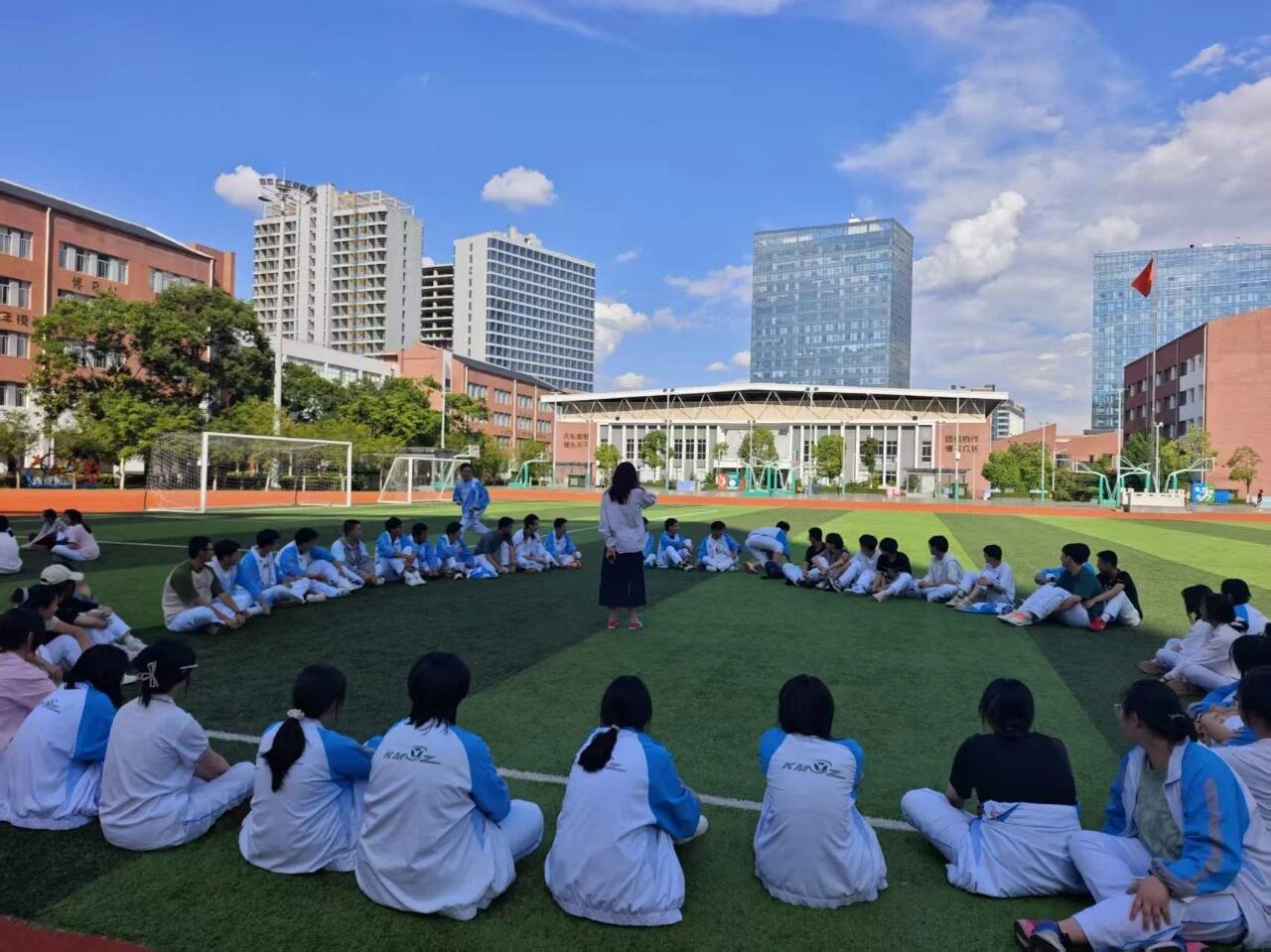 以心聚力逐芳华 向阳而行赴远方 ——昆明市第三中学经开区学校5·20心理健康节高中学段活动纪实